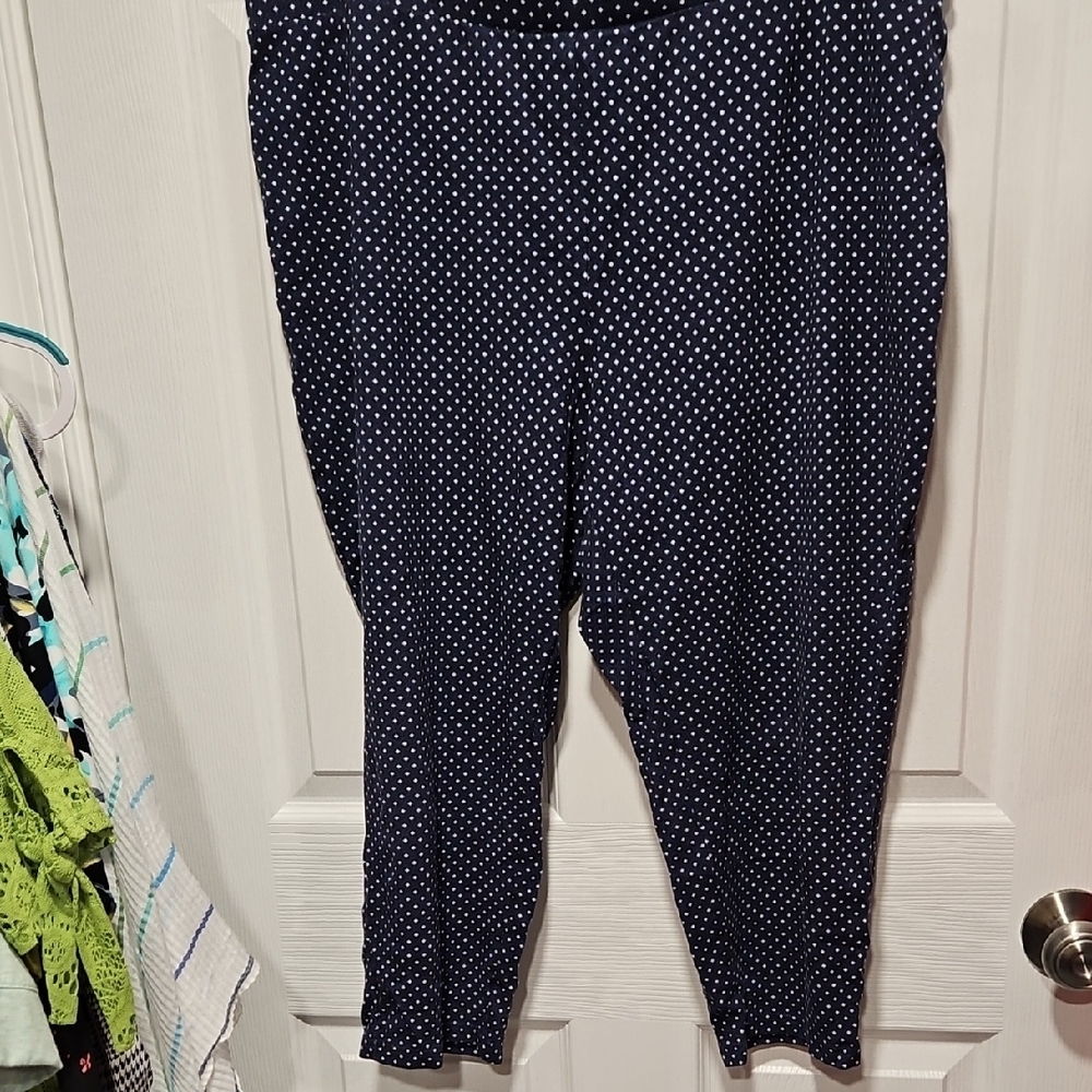 Tahari Navy and White Geometric Capris